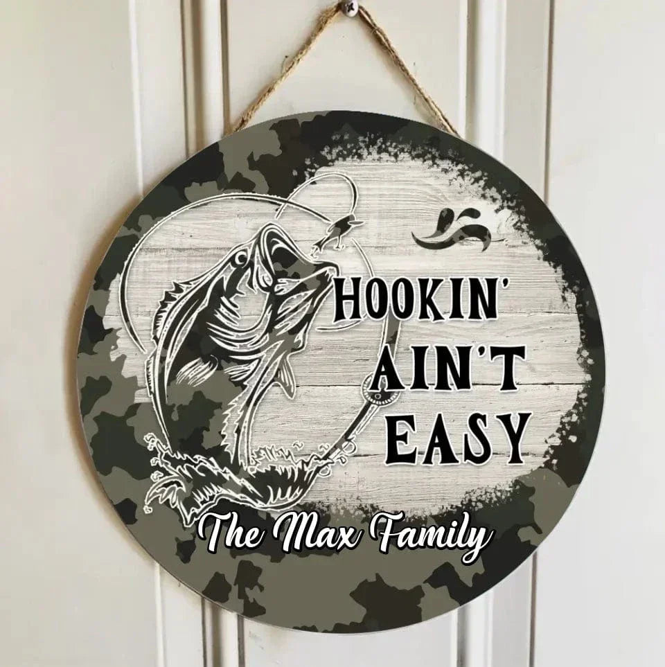 Customized Camping Themed Wooden Signage - Personalized Text Fishing Pattern Camouflage Style Round Wooden Door Plaque - A Gift For Family,Friend,Camping Enthusiasts,Angler - Joliny