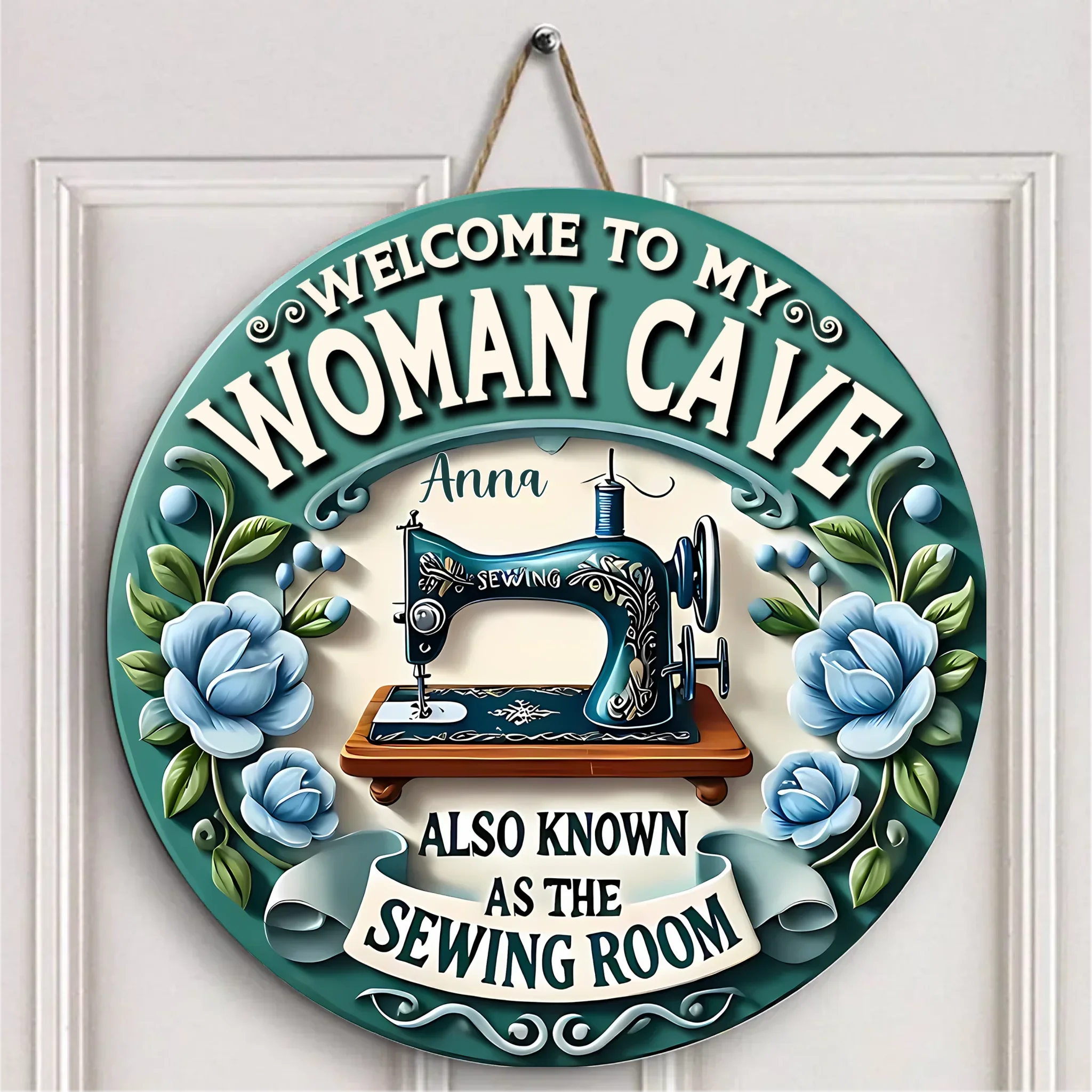 Custom Sewing Theme Door Plate - Personalized Name and Title Sewing Machine Pattern Round Wooden Sign - Gift for Family,Friend,Tailors,Sewing Enthusiasts