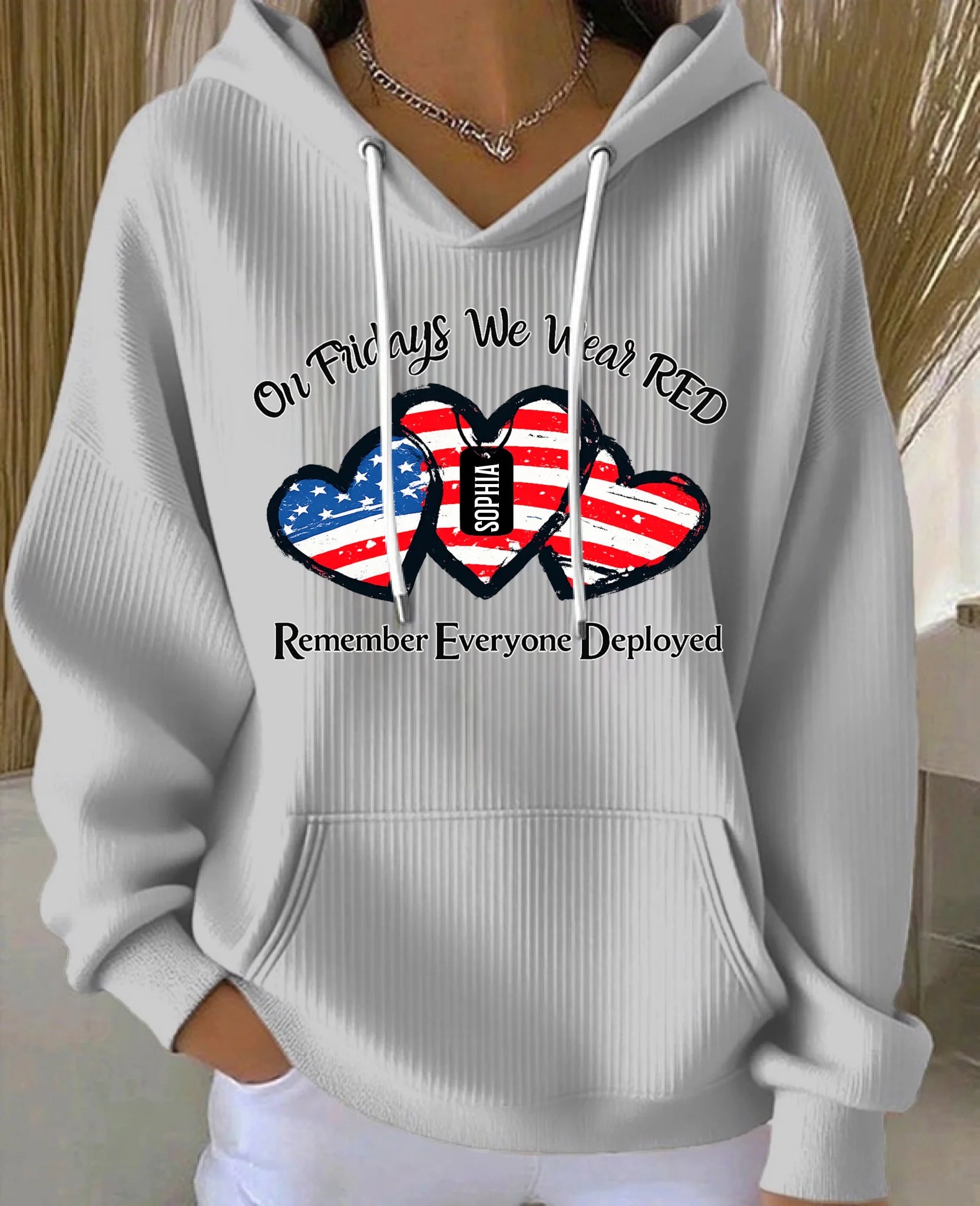 条纹灰色连帽衫