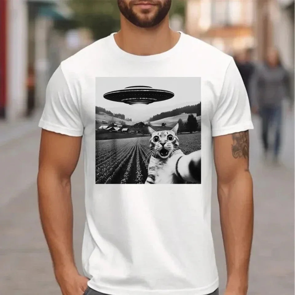 Cat and UFO Funny Selfie Pattern Clothes - A Gift For Friend,Family,Colleagues,Fellow Student,Roommates